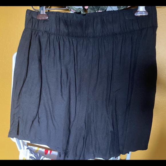 Monki black high waisted shorts w/ pockets - Picture 3 of 3